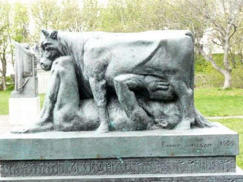 24 Strange WTF Statues