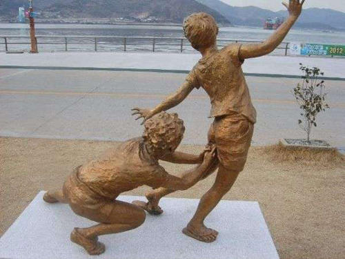 24 Strange WTF Statues