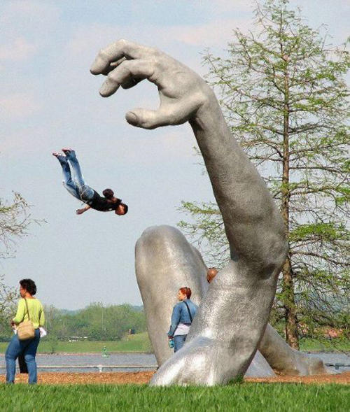 24 Strange WTF Statues