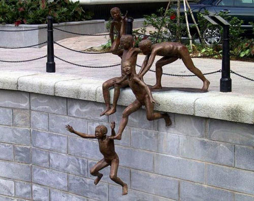 24 Strange WTF Statues