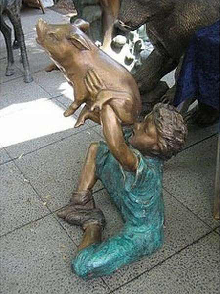 24 Strange WTF Statues