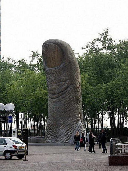 24 Strange WTF Statues