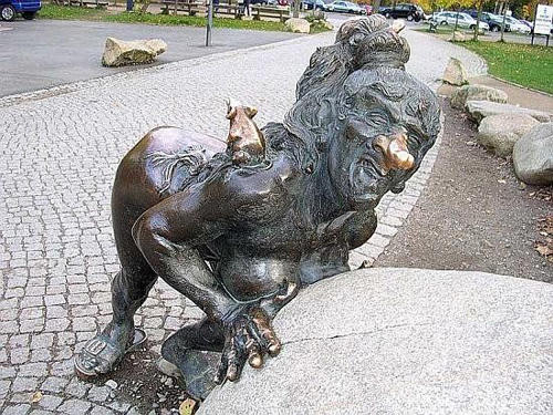 24 Strange WTF Statues