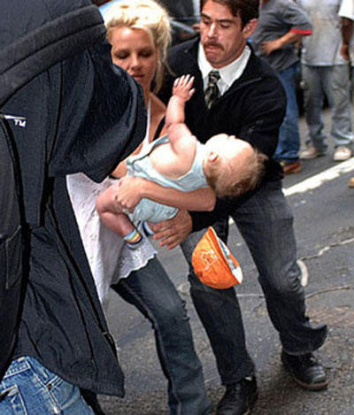 17 Photos of Adults Putting Babies in Danger!