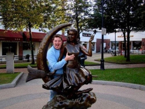 24 People Totally Molesting Statues