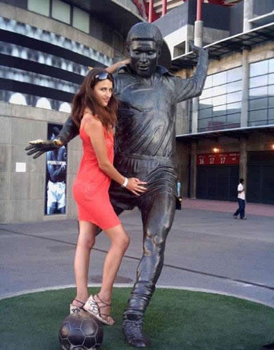 24 People Totally Molesting Statues