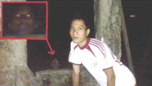 20 Incredibly Creepy Photobombs