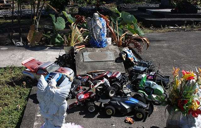 Bizarre Headstones and Grave Sites