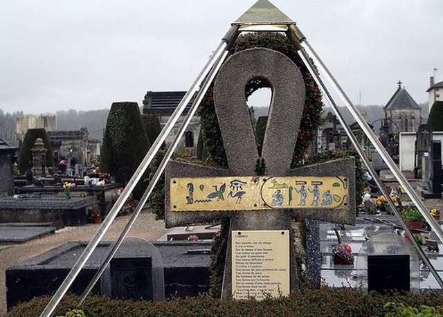 Bizarre Headstones and Grave Sites