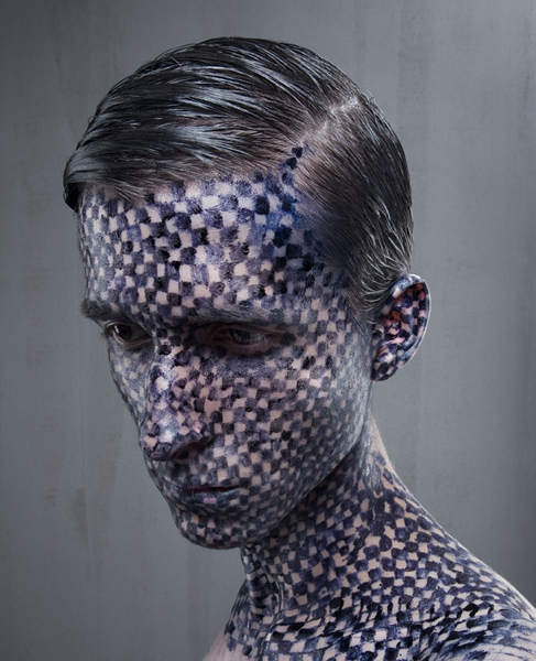 Artist uses his head as a canvas