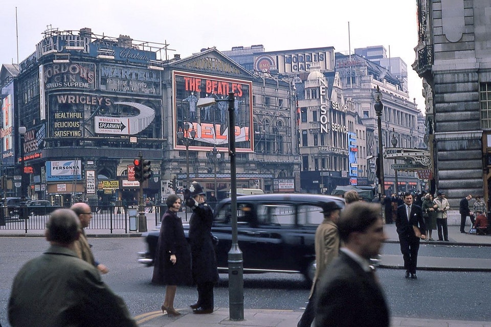 piccadilly circus 1960s - Sinds Supreme Wrigley'S Healthful Delicious Satisfying Wrigley'S Spearmint N Servic... Personne hum