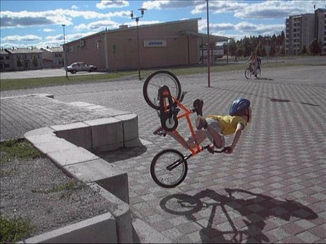 kids falling off bikes