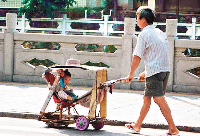  The current economy has everyone around the world looking to cut corners and save money any way they can. One man in China decide to save the money he would spend on a baby stroller and instead make one from various parts and pieces he could find for free.Sure it is not the most beautiful stroller and is doubtful to pass any safety inspections.