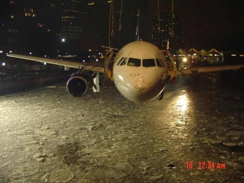Flight 1549 Pulled from the Hudson River