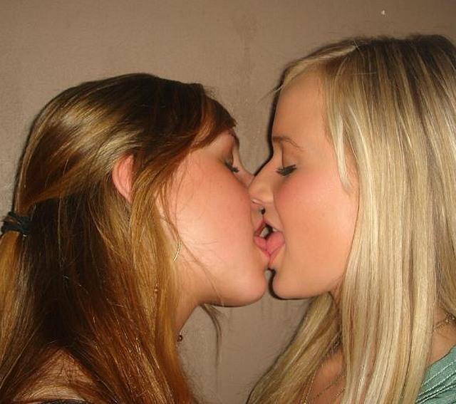 Girls Kissing Gallery 2