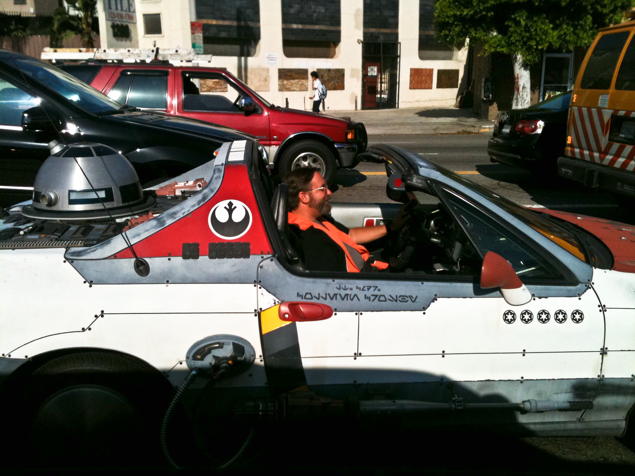 Rush hour shmush hour! Couldn't help busting out into giggles when this fella pulled up next to me on La Brea in Hollywood. Rollin' along Star Wars-style w/R2D2 on board, blasting Journey  singing "Don't Stop Belieivin" at the top of his lungs! Yeah, buddy! 