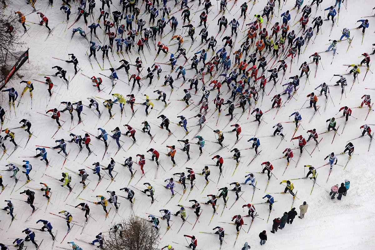 huge group of people skiing together