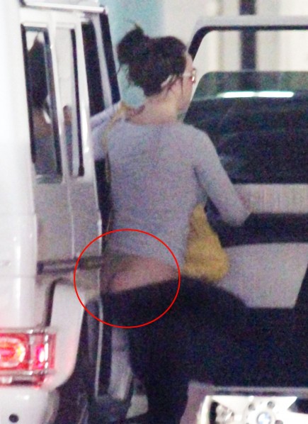 Everyone has a little refrigerator repairman wardrobe malfunction once in a while but Britney Spears basically lost her britches getting out of the car the other day!!  She also appears to be going commando!