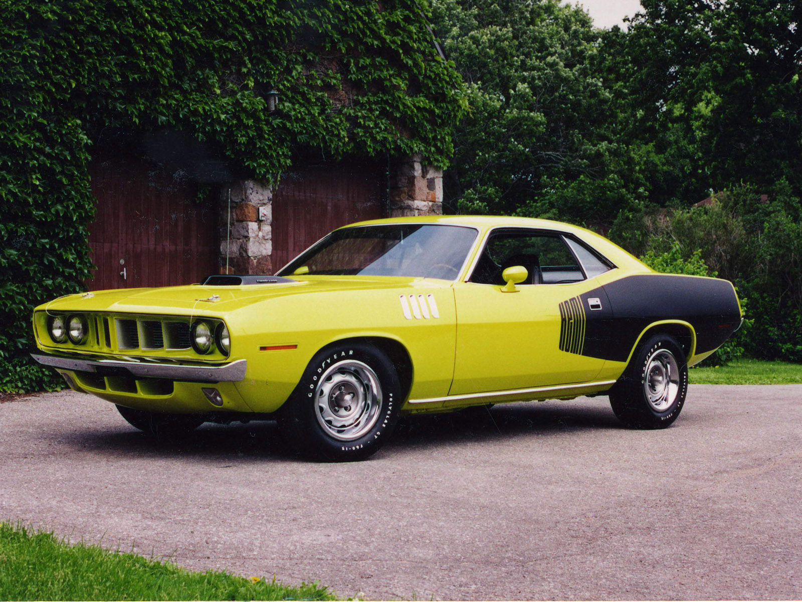 A pretty sweet muscle car, the Plymouth Barracuda. With a 426 Cubic Inch Hemi motor, this thing cranked out 425hp.