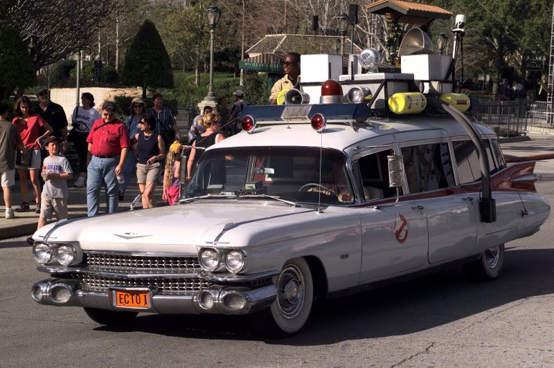Ghostbusters (ECTO-1)