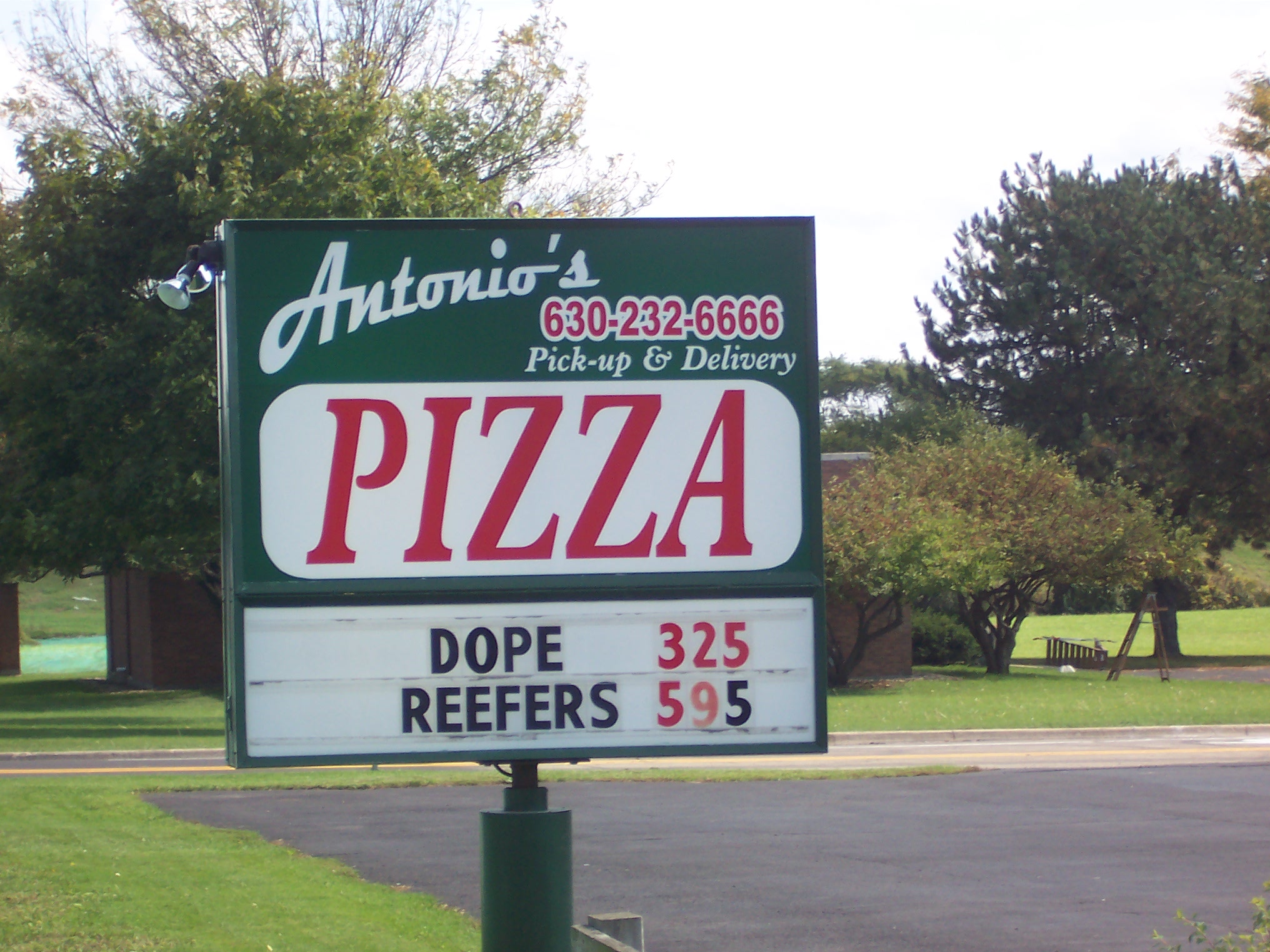 Someone changed the pizza sign