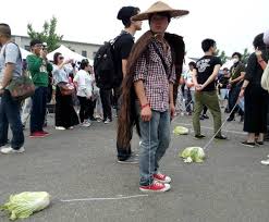A group of youths were recently photographed walking cabbages at Midi Music Festival currently underway in the Chinese capital of Beijing.