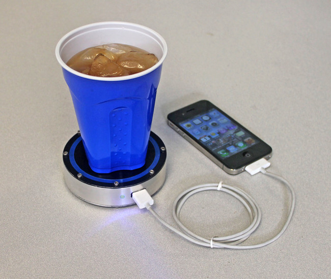 Device that charges your phone from hot or cold drinks.