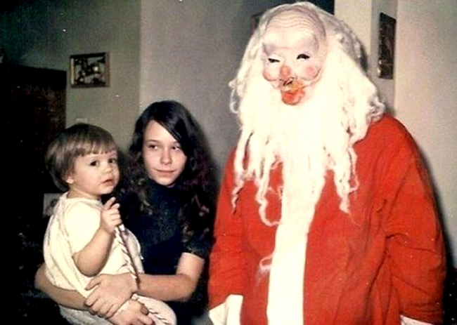 36 Creepy Santas That You Never Would've Gone Near As A Kid