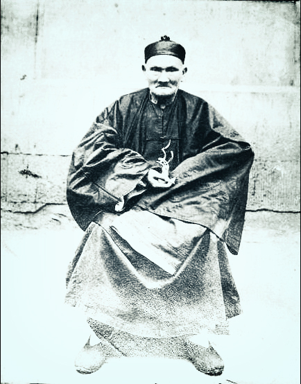 When the herbalist Li Ching-Yuen died in 1933, all newspapers around the world covered the news of his death. According to his own testimony, he was 197 years old. However, the official government record showed his date of birth to be 1677, making him 256 years old. He himself owed his long life to peace of mind and believed that everyone can live a century long life by realization of inner calm.