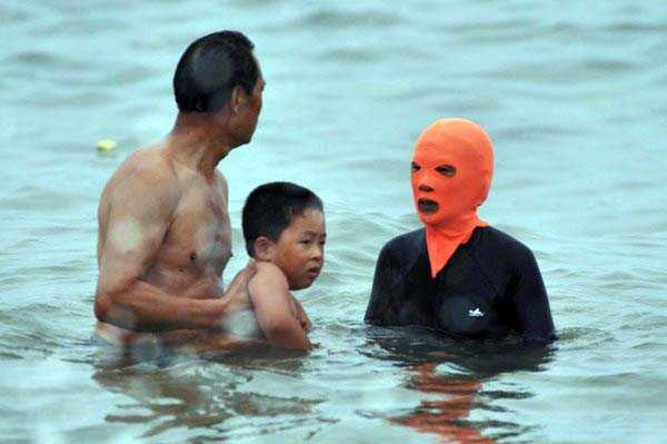 While the covering carries many health benefits, there is price to perfect skin. When worn on public beaches, the facekini tends to have a frightening effect on other sunbathers, especially children.