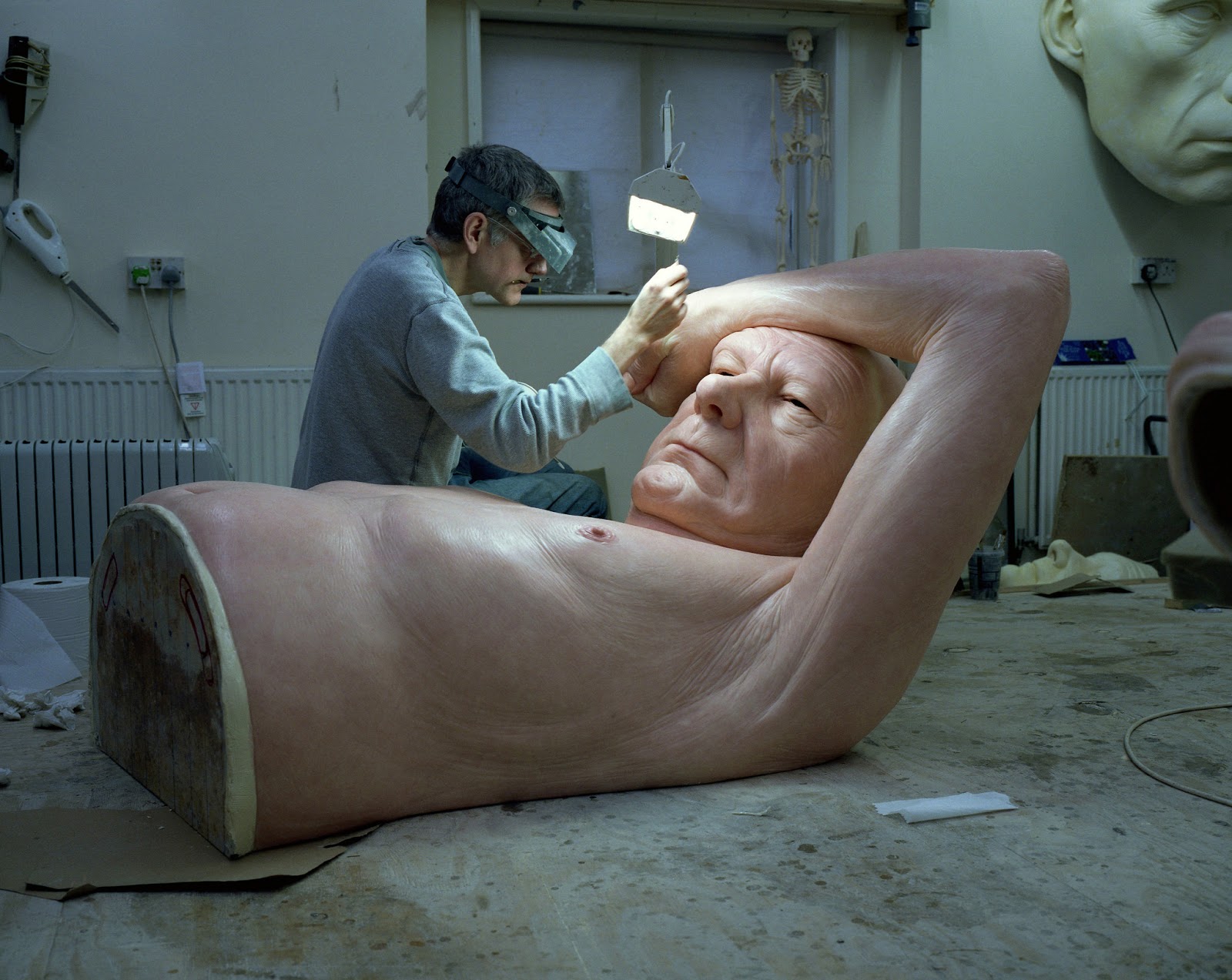 Using resin, fiberglass, silicone, and many other materials, Mueck constructs hyperrealistic likenesses of human beings, while playing with scale.