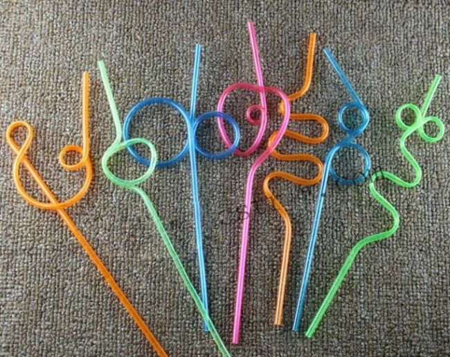 Straws has been used since time immemorial to drink, and until relatively recently, their appearance had not changed practically nothing. One day someone wanted to get your child to drink milk or juice instead of cola and a pipe deformed to make it more fun and straws were these famous worldwide for over a decade.