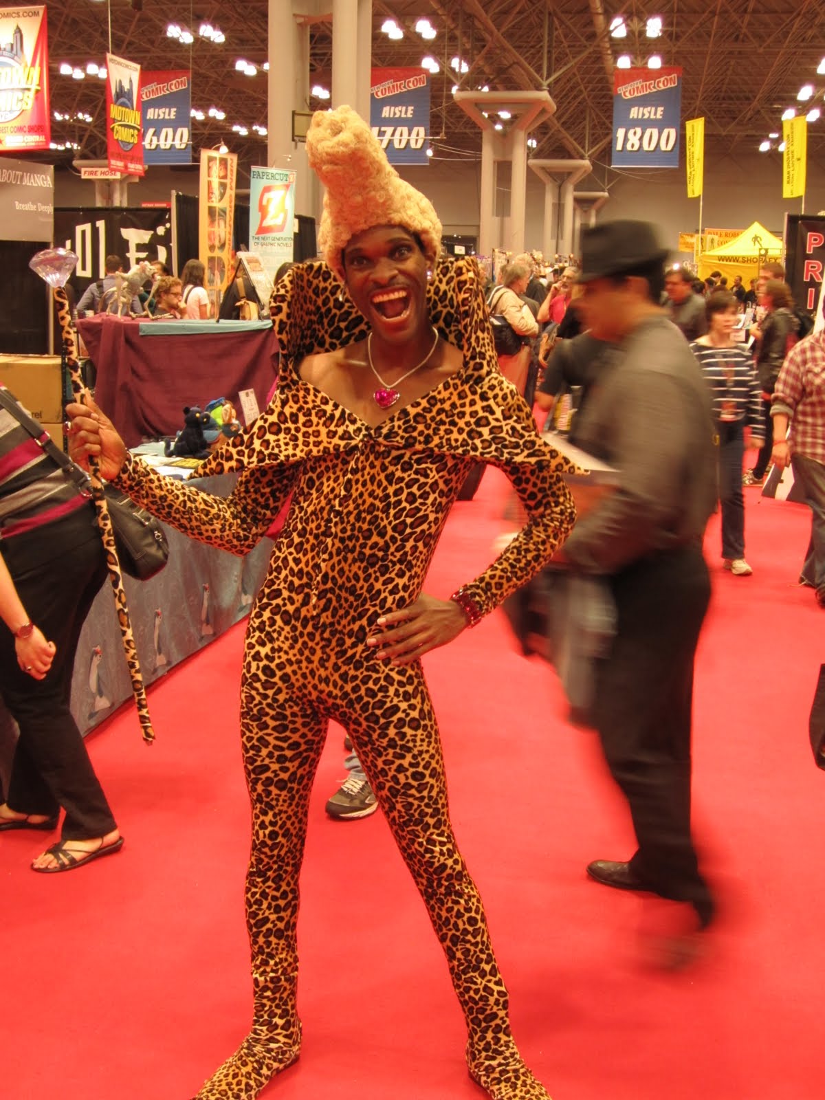 Дама в леопардовом костюме