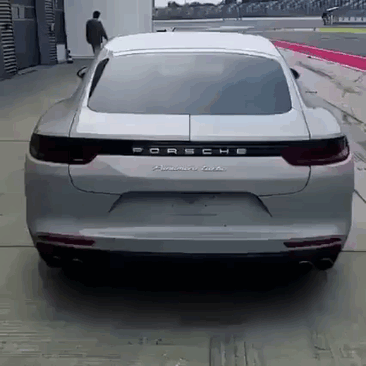 Integrated spoiler in the new Porsche Panamera