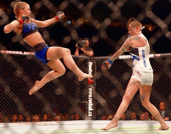Paige Vanzant knocks out Bec Rawlings with a Jumping Switch head kick.