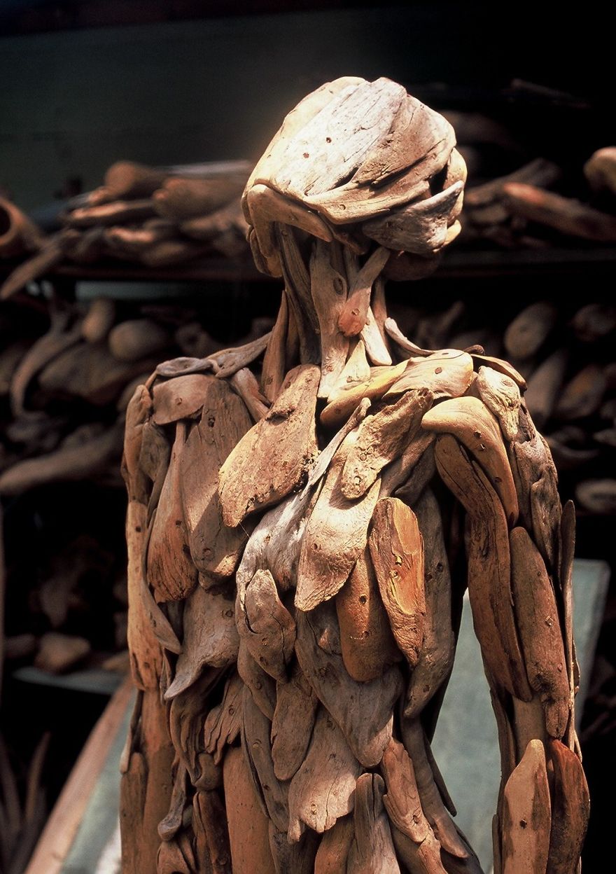 These amazing pieces of driftwood art were created by Nagato Iwasaki, a talented artist based in Japan.