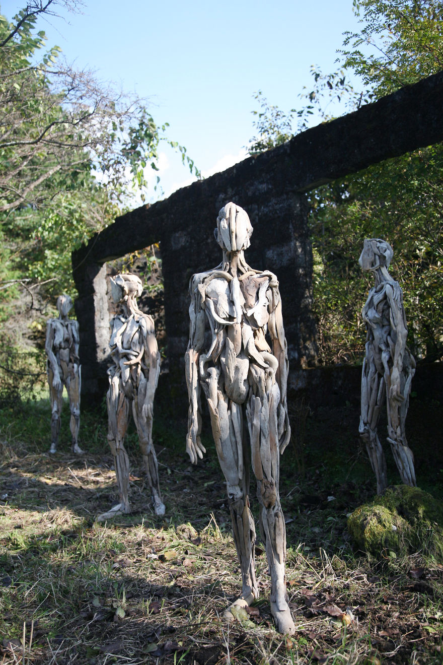 These Bizarre Anthropomorphous Driftwood Statues Will Creep You The Fuck Out