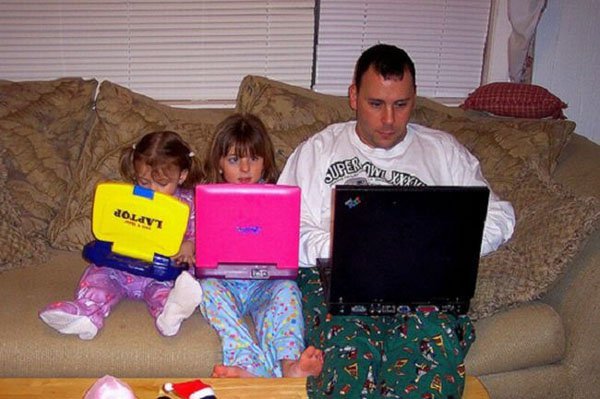 15 Pics Of People Addicted To The Internet 