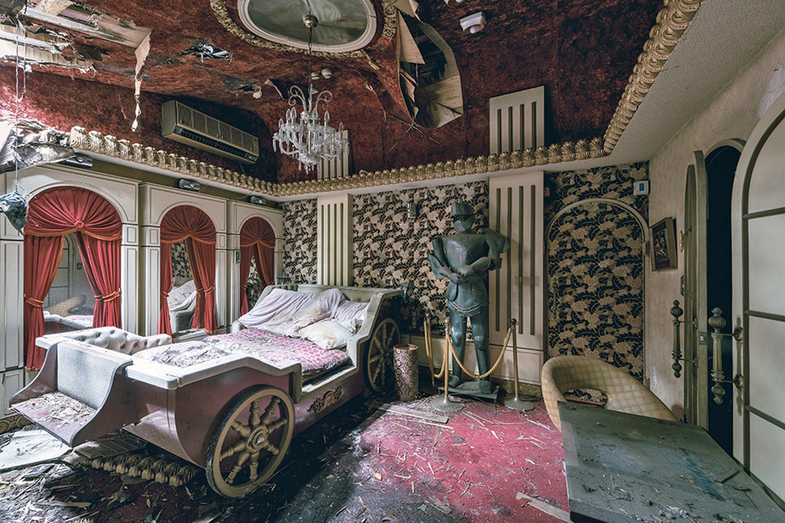 Take A Look Inside An Abandoned Love Hotel in Japan - Creepy Gallery
