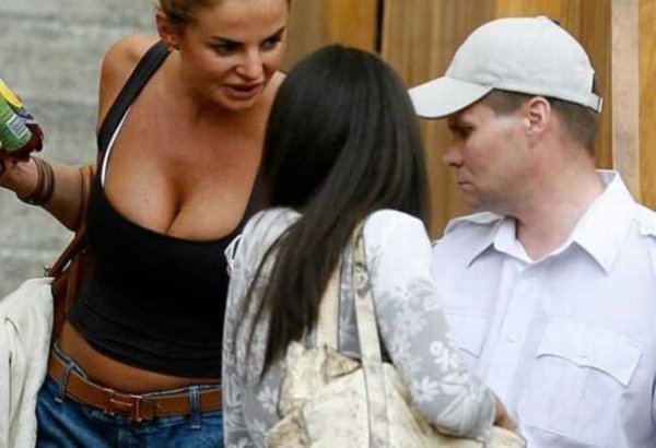 30 Pics Of People Getting Caught Looking