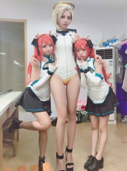 Tall blond woman with 2 small anime style girls