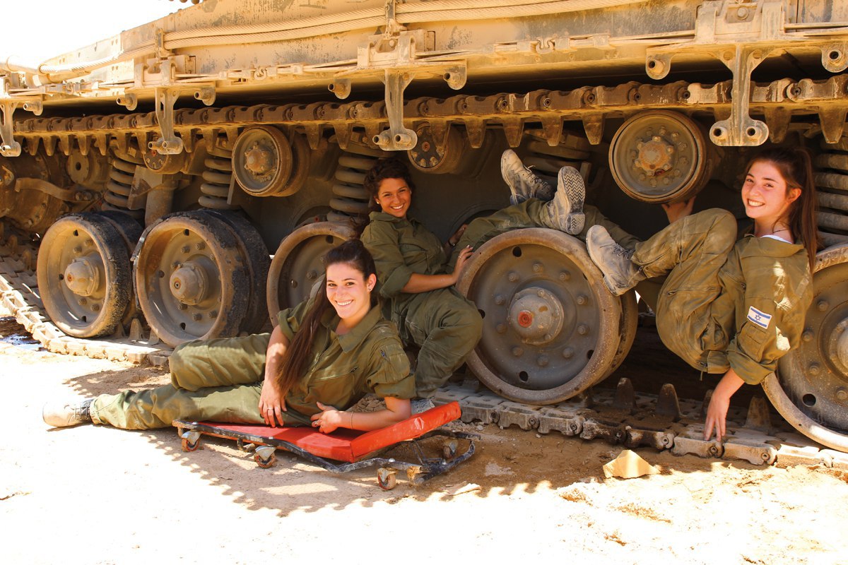 israeli women on tank