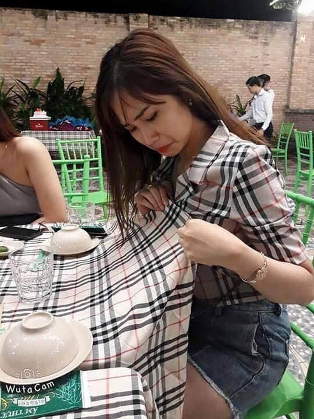 when the blouse matches the table clothe