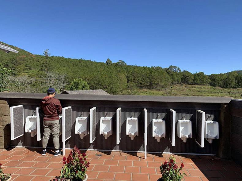 - Demotywatory - .. outdoor urinals