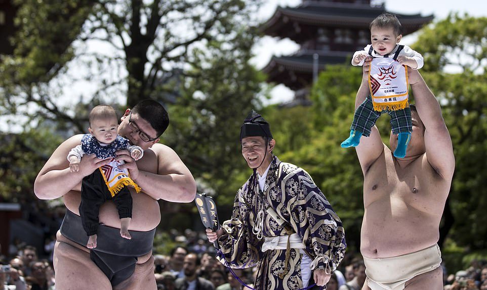 About 160 children born in 2018 were taken on an improvised ring, where sumo wrestlers tried in every way to make them cry.