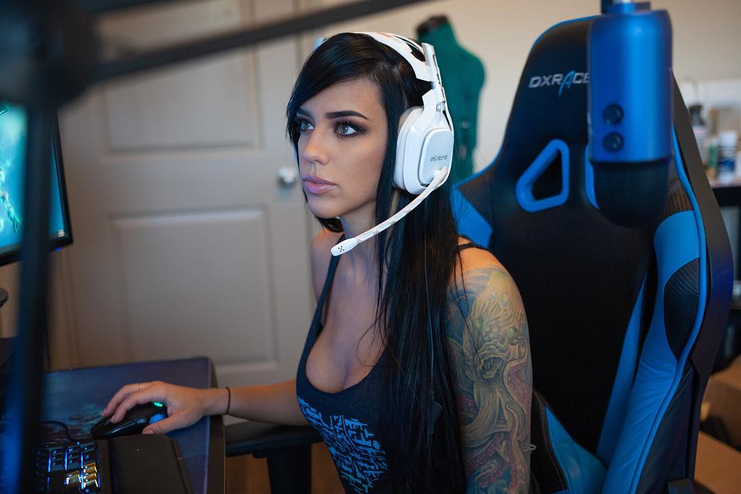She live streams herself playing FPS games on Twitch as Twitch.tv/alex_zedra