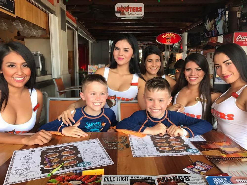 kids at hooters - Hooters oved We Pap Coca Svriers Mile High Burgers