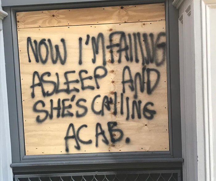 sign - Now I'M Fanns Asleep And She'S Calling Acab.