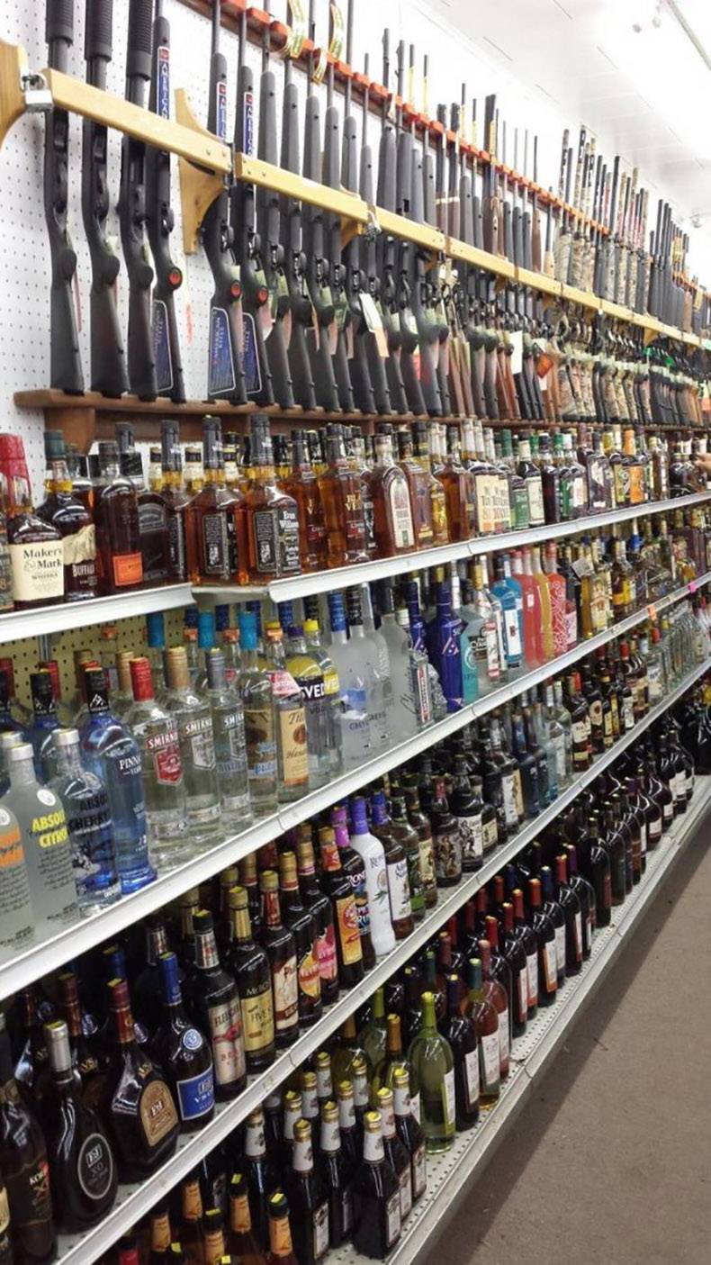 cool random pics - guns and liquor store - Maker Mark Ceived Chan Smirm Sian Paan Absoiars Cindere
