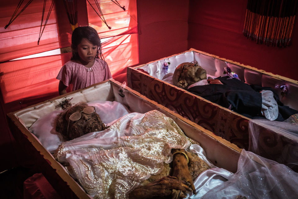 The bodies of the deceased begin to be processed in the first days after death, so that later they do not decompose. For this, formalin is used - a well-known medical solution based on formaldehyde and water. But the cadaverous smell remains very strong, so the family keeps dried fragrant plants next to the bodies in order to somehow drown out the stench.